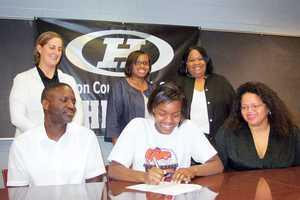 Sarah-Ling-Signing